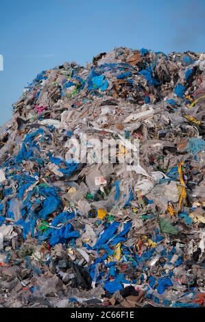 Kunststoffstapel in einer Recyclingfabrik in Liverpool, England, Großbritannien. Stockfoto