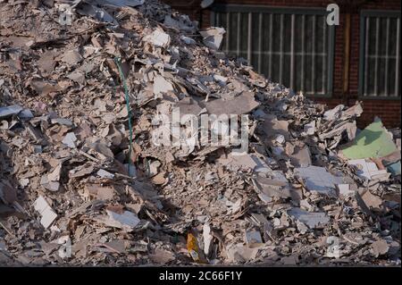 Gipsplatten-Stapel in einer Recyclingfabrik in Liverpool, England, Großbritannien. Stockfoto