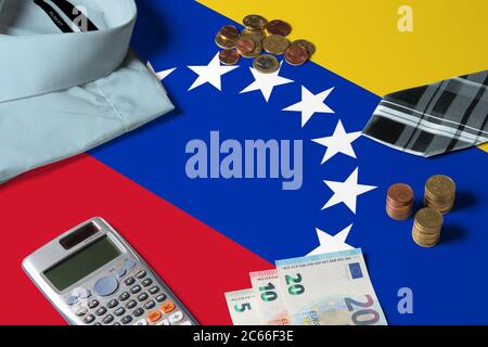 Venezuela Flagge auf Minimal Money Concept Table. Münzen und Finanzobjekte auf Flaggenoberfläche. Thema der Volkswirtschaft. Stockfoto