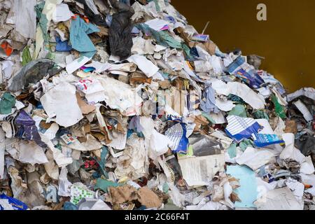 Stapel aus Karton und Papier in einer Recyclingfabrik in Liverpool, England, Großbritannien. Stockfoto