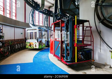 Freiburg, Deutschland. Juni 2020. In der Bergstation der Schauinslandbahn hängen Fahrgastgondeln und eine Wartungs- oder Rettungsgondel. Die Schauinslandbahn ist die längste Umlaufbahn Deutschlands und war 1930 die erste ihrer Art weltweit. Die Seilbahn überwindet einen Höhenunterschied von 746 Metern über eine Strecke von 3565 Metern. Quelle: Philipp von Ditfurth/dpa/Alamy Live News Stockfoto