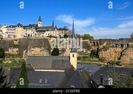 Blick auf die Unterstadt Grund im Alzettal mit Kloster Neumünster, Luxemburg-Stadt Stockfoto