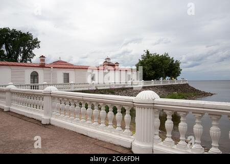 Böschung in Petergof City in der Nähe der Ostsee Stockfoto