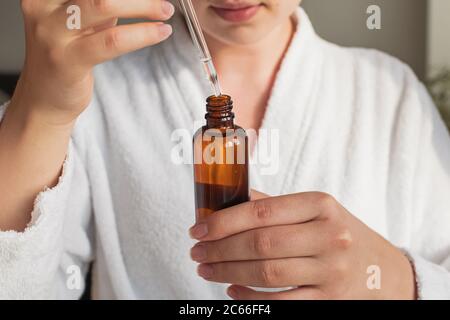 Hände der jungen Frau gehen, um Beauty-Serum gelten. Stockfoto