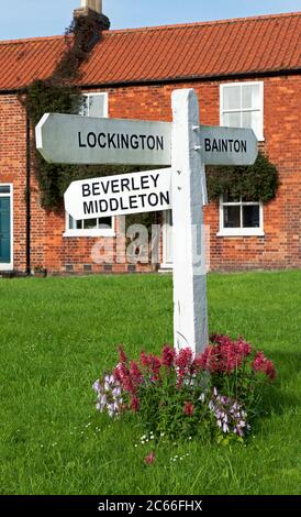 Straßenschild auf dem Grün im Dorf Lund, East Yorkshire, England Stockfoto