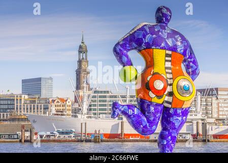 Deutschland, Hamburg, Sankt Pauli Viertel, Hafen, Elbe, St. Michael's Kirche, Cap San Diego Museumsschiff, Nana Skulptur Stockfoto