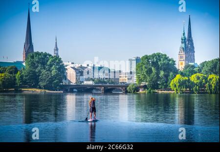 Deutschland, Hamburg, Außenalster, Stand-Up Paddleboarding Stockfoto