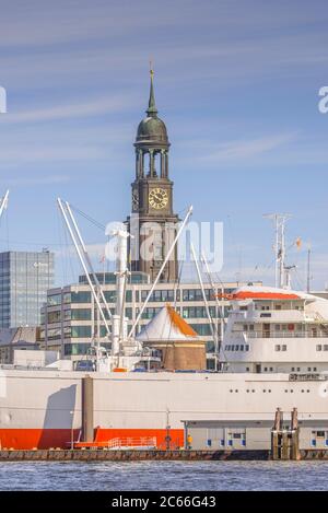 Deutschland, Hamburg, Sankt Pauli, Hafen, Elbe, St. Michaelskirche (Michel), Cap San Diego Museumsschiff Stockfoto