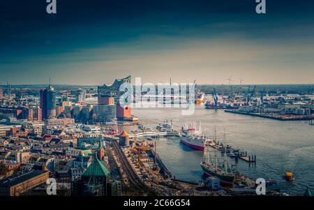 Deutschland, Hamburg, Hafen, Sankt Pauli Piers, Speicherstadt, HafenCity, Übersee-Brücke, Elbphilharmonie Konzertsaal Stockfoto