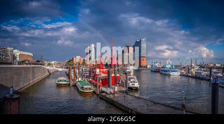 Deutschland, Hamburg, Hafen, Speicherstadt, HafenCity, Übersee-Brücke, Leuchtschiff, Elbphilharmonie Konzertsaal Stockfoto