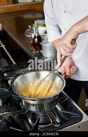 Zubereitung der Béarnaise Sauce Schritt für Schritt, Mischung mit Eigelb behackt Stockfoto