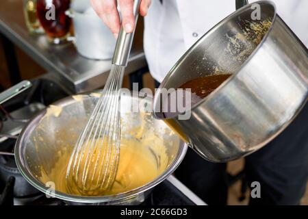 Zubereitung der Béarnaise Sauce Schritt für Schritt, Butterreinerei wird der Mischung hinzugefügt Stockfoto