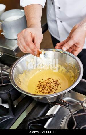 Zubereitung der Béarnaise Sauce Schritt für Schritt, würzen Stockfoto