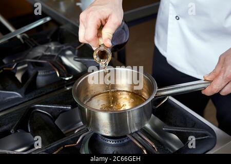 Zubereitung der Béarnaise Sauce Schritt für Schritt, Estragonessig wird hinzugefügt Stockfoto