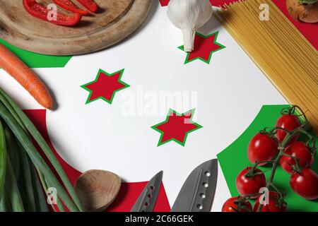 Burundi Flagge auf frischem Gemüse und Messer Konzept Holztisch. Kochkonzept mit Vorbereitung Hintergrundthema. Stockfoto