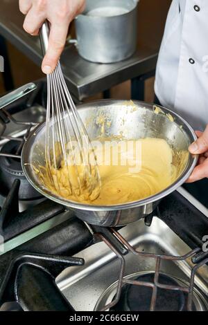 Zubereitung der Béarnaise Sauce Schritt für Schritt, Mischung wieder geschmickt Stockfoto