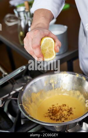 Zubereitung von Béarnaise Sauce Schritt für Schritt, Würze, Zitrone gepresst hinzugefügt Stockfoto