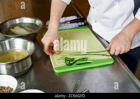 Zubereitung von Spargel mit Béarnaise Sauce Schritt für Schritt, leicht gedünsteter Schnittlauch wird angelegt Stockfoto