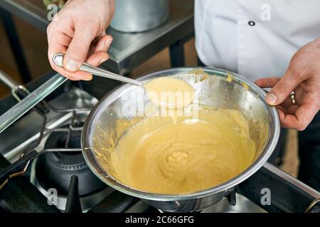Zubereitung der Béarnaise Sauce Schritt für Schritt, Textur wird überprüft Stockfoto