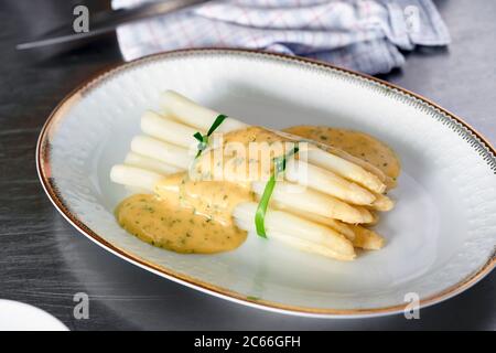 Zubereitung von Spargel mit Béarnaise Sauce Schritt für Schritt, fertig zum Serzieren, Spargelspieße und Béarnaise Sauce Stockfoto