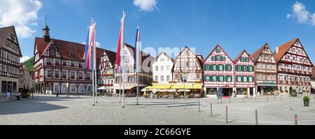 Fachwerkhäuser und Rathaus, Marktplatz, Bad Urach, Schwäbische Alb, Baden-Württemberg, Deutschland Stockfoto