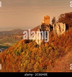 Burgruine Reussenstein oberhalb des Neidlinger Tals bei Sonnenuntergang im Herbst, Schwäbische Alb, Baden-Württemberg, Deutschland Stockfoto
