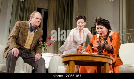 l-r: Robert Bathurst (Charles Condomine), Ruthie Henshold (Elvira), Alison Steadman (Madame Arcati) im BLITHE-GEIST von Noel Coward im Apollo Theater, London W1 09/03/2011 A Theatre Royal Bath Produktionsdesign: Hildegard Bechtler Beleuchtung: Mark Henderson Regie: Thea Sharrock Stockfoto