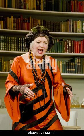 Alison Steadman (Madame Arcati) im BLITHREIME von Noel Coward im Apollo Theater, London W1 09/03/2011 A Theatre Royal Bath Produktionsdesign: Hildegard Bechtler Beleuchtung: Mark Henderson Regie: Thea Sharrock Stockfoto