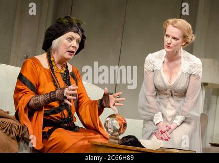 l-r: Alison Steadman (Madame Arcati), Hermine Norris (Ruth Condomine) im BLITHÉGEIST von Noel Coward im Apollo Theatre, London W1 09/03/2011 A Theatre Royal Bath Produktionsdesign: Hildegard Bechtler Beleuchtung: Mark Henderson Regie: Thea Sharrock Stockfoto