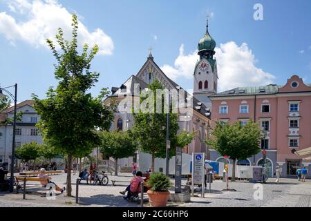 Deutschland, Bayern, Oberbayern, Rosenheim, Altstadt, Ludwigsplatz, Nikolaikirche im Hintergrund Stockfoto
