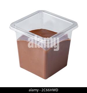 Mousse Dessert in Take Away Plastikbecher isoliert auf weiß Stockfoto