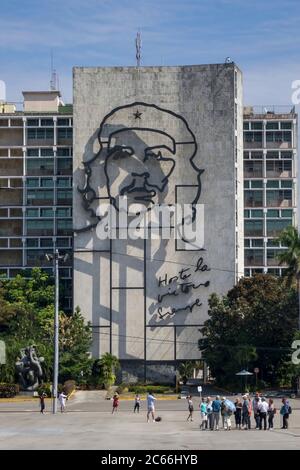 Kuba, Havanna, Plaza de la Revolución, überlebensgroßes Wandgemälde von Che Guevara Stockfoto