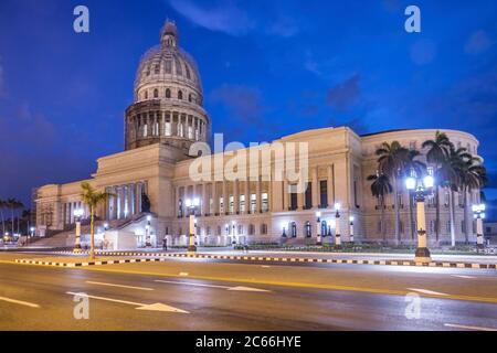 Kuba, Havanna, Capitolio, Nachtaufnahme Stockfoto