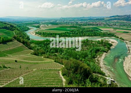 Tanaro Fluss und Weinberge, Barbaresco Bereich, aus alten Turm aufgenommen, getönte Bild Stockfoto