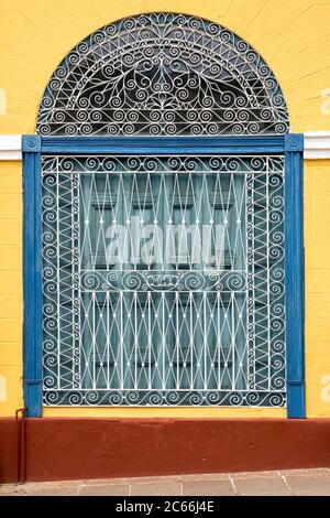 Cuba, Cienfuegos, Trinidad, façade Detail, Bogenfenster und schmiedeeiserner Grill Stockfoto