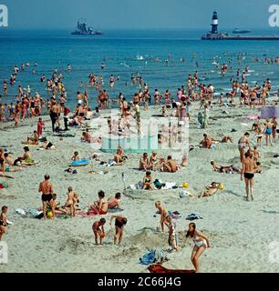 FDGB (Freier Deutscher Gewerkschaftsbund) Urlauber am Sandstrand von Warnemünde, Seebad an der Ostsee, DDR Stockfoto