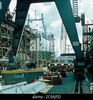 Bau eines Tiefseeschiffes in der VEB Warnowwerft Warnemünde, der größten Werft der DDR und einem öffentlichen Unternehmen Stockfoto