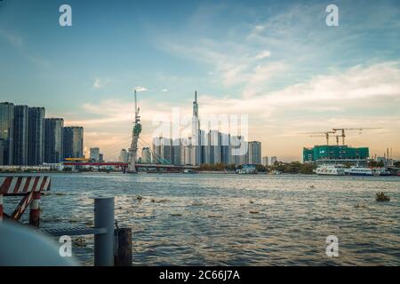 Ho Chi Minh Stadt, Vietnam - 07. Juli 2020: Skyline mit Wahrzeichen 81 Wolkenkratzer, eine neue Kabel-Brücke gebaut wird Verbindung Thu Thiem Halbinsel Stockfoto