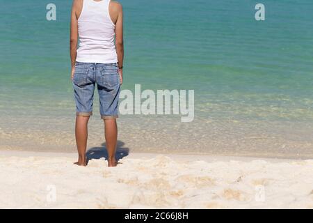 Rückansicht einer asiatischen Frau am Strand, Thailand Stockfoto
