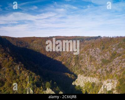 Europa, Deutschland, Sachsen-Anhalt, Naturpark Harz, Blick auf das Bodental bei Thale, Blick vom Granitfelsen Rosstrappe, Herbststimmung Stockfoto