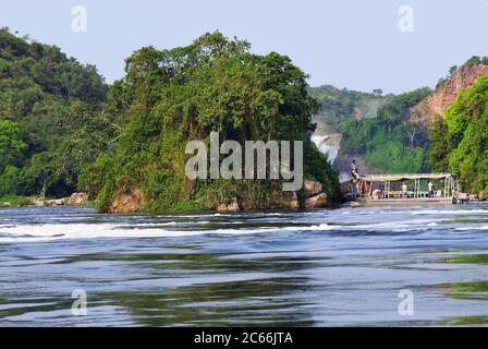 UGANDA - AUG 27, 2010: Touristen besuchen die Murchison Falls, auch bekannt als Kabarega Falls, ist ein Wasserfall zwischen dem Lake Kyoga und dem Lake Albert on the Whit Stockfoto