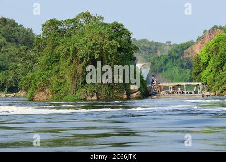 Uganda - Aug 27, 2010: Touristen besuchen die Murchison Falls, auch bekannt als Kabarega Falls, ist ein Wasserfall zwischen dem Lake Kyoga und dem Lake Albert on the Whit Stockfoto