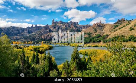 See mit Bergen im Hintergrund, Herbstlandschaft, Bariloche, Argentinien Stockfoto