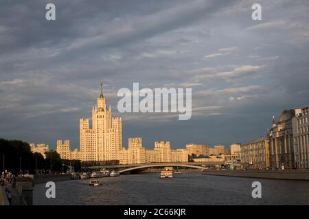 Moskau, Russland - 06. Juli 2020 Panoramablick auf das Haus auf Kotelnicheskaya Böschung und der Moskauer Fluss mit Vergnügungsbooten an einem klaren Sommertag Stockfoto