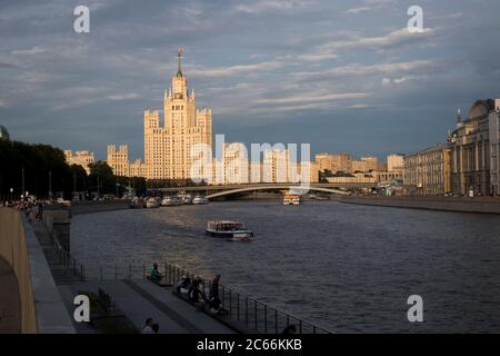 Moskau, Russland - 06. Juli 2020 Panoramablick auf das Haus auf Kotelnicheskaya Böschung und der Moskauer Fluss mit Vergnügungsbooten an einem klaren Sommertag Stockfoto