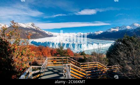 Blick auf den Perito Moreno Gletscher, Herbstlandschaft im Vordergrund, El Calafate, Argentinien Stockfoto