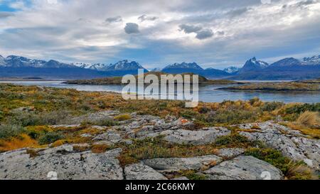 Bridge Island und schneebedeckte Berge im Hintergrund, Ushuaia, Argentinien Stockfoto