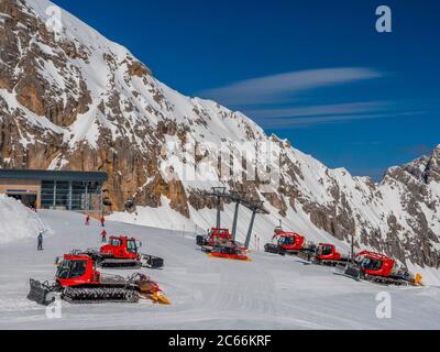 PistenBullys auf der Zugspitze (2962m), dem höchsten Berg Deutschlands, Bayerns, Deutschlands, Europas Stockfoto