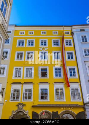 Mozarts Geburtshaus in Getreidegasse, Stadt Salzburg, Österreich, Europa Stockfoto