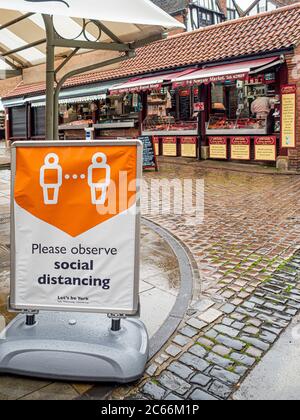 Soziale Distanzierungszeichen im Zentrum von York nach Lockerung der Sperre wegen Covid-19 Stockfoto